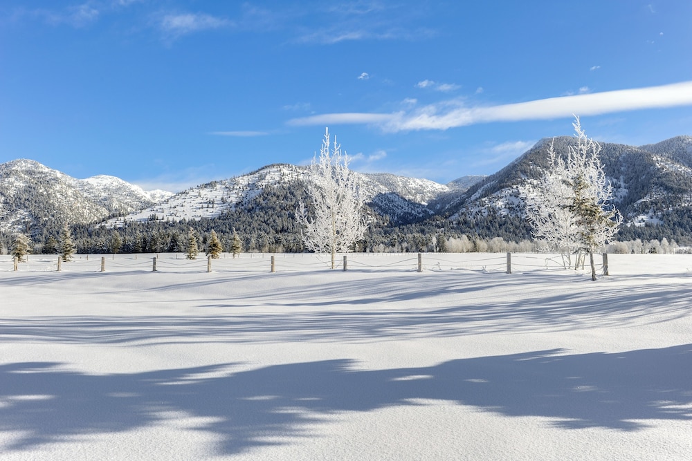 On 20 Scenic Acres: Mtn Retreat in Star Valley