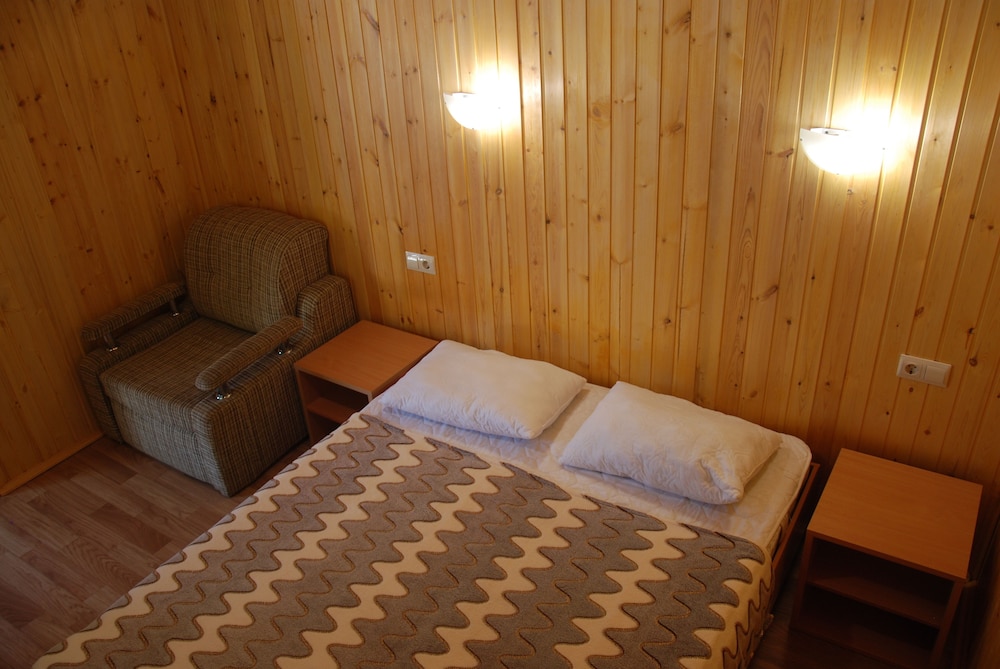 Peak Season Hotel