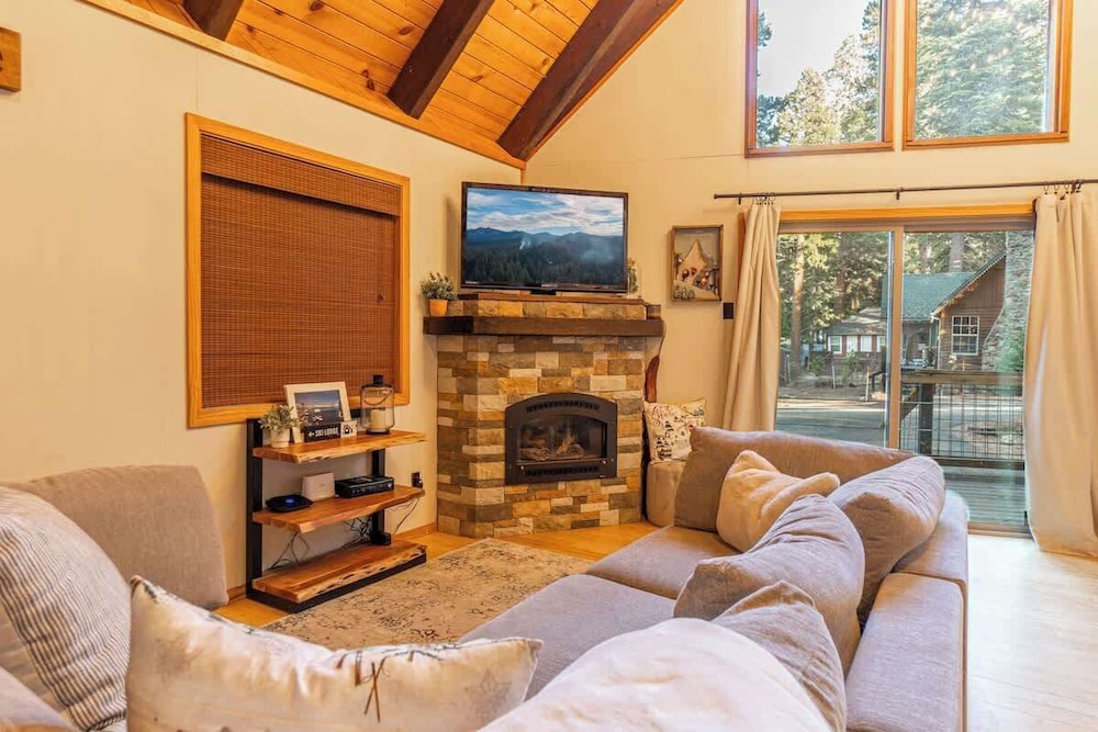 Cozy Tahoma Cabin in the Pines Sleeps 6 + Pets
