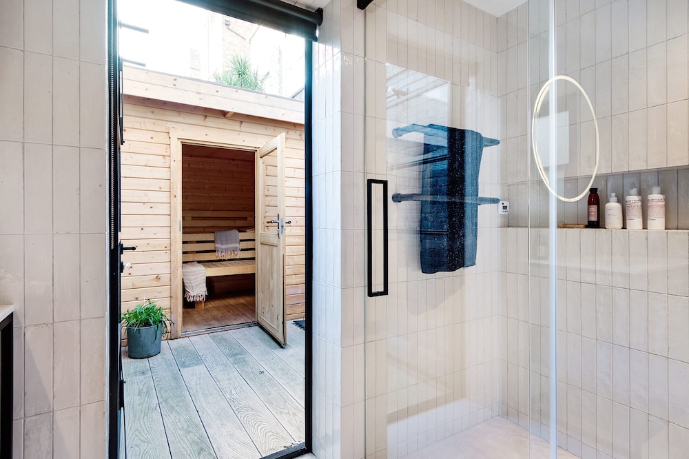 Notting Hill 2 Bed With Sauna - by Out of Office Lifestyle