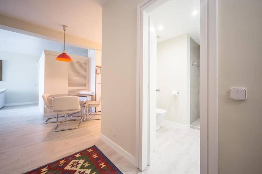 Colon 902 in Madrid With 1 Bedrooms and 1 Bathrooms
