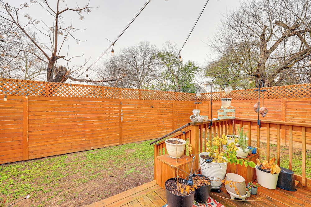 Artsy Bungalow w/ Yard in Dtwn San Antonio