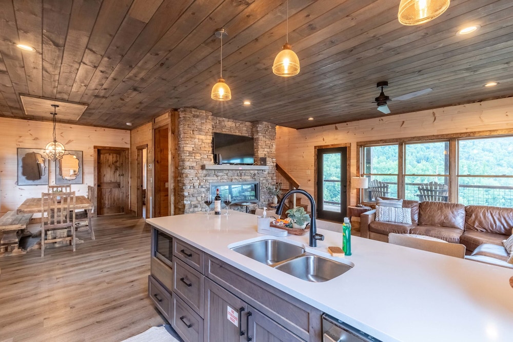 Raccoon Ridge Retreat - Gatlinburg Mountain Escape