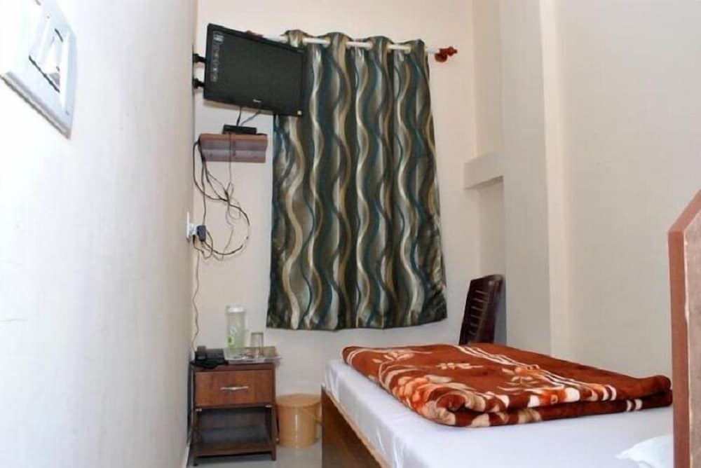 Iroomz Royal Inn view 5
