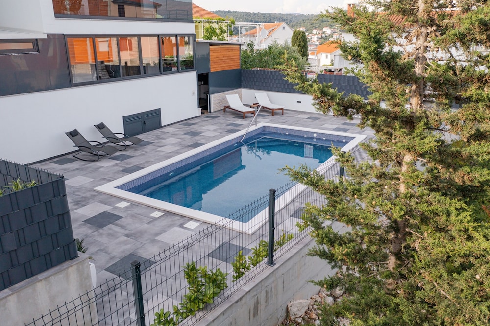 Orange Apartment - Okrug Gornji Seaside Retreat