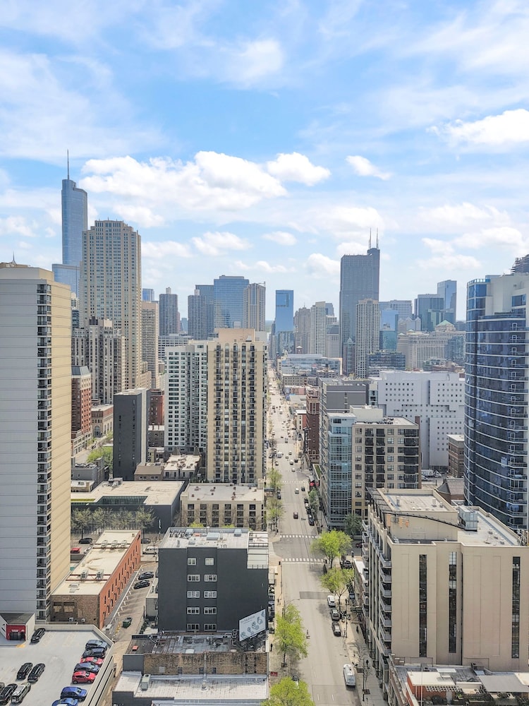 Mag Mile Retreat Stunning Views High-end 2BR