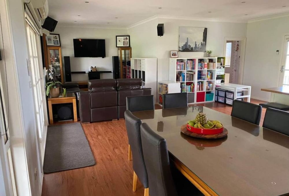 Killy Dora Beachside Escape Pet Wheelchair Friendly A Modern Coastal Retreat With Accessibility in Mind
