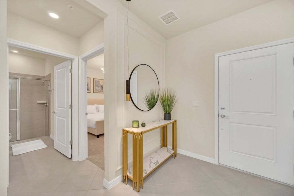 Luxury Home With Splash Pool 5 Bed Townhome! 5 Bedroom Townhouse