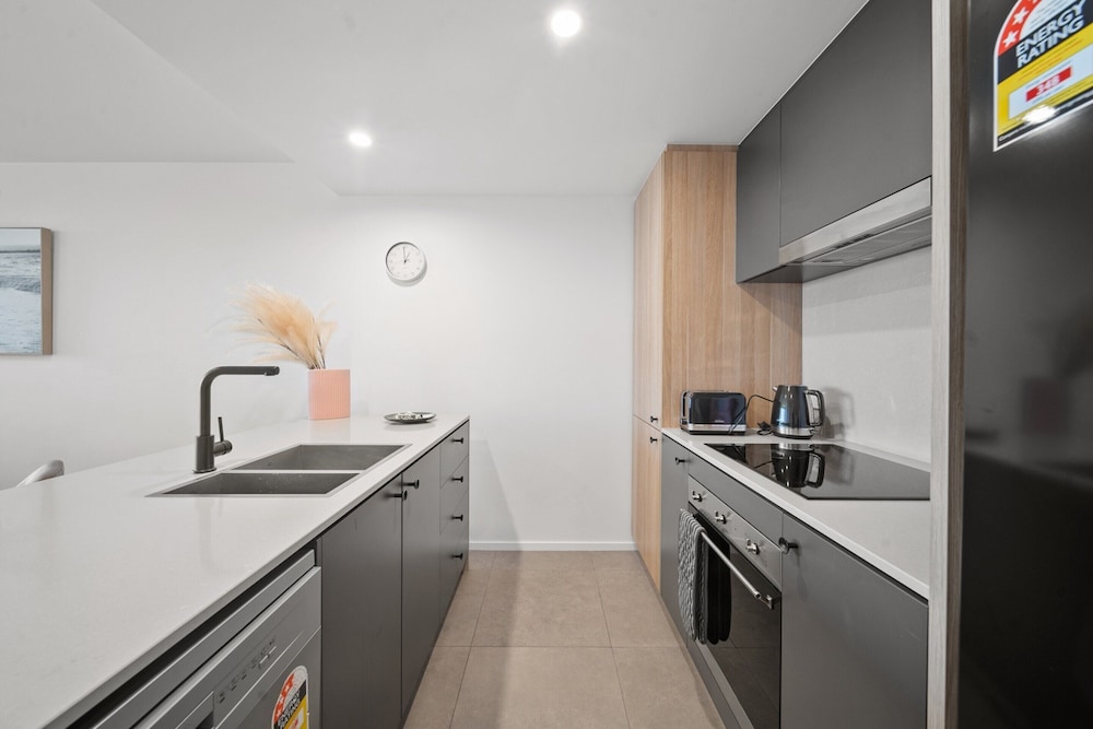 Sleek 2-bed Apartment With Rooftop Garden Access