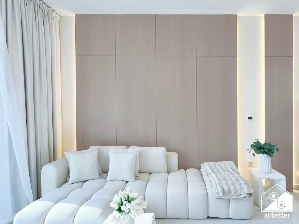 Jewelz Luxury 2BR Balcony, Pool & Garden Views