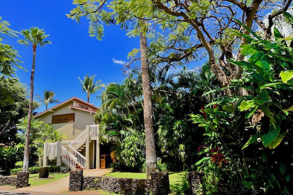 Aina Nalu #i109 2 Bedroom Condo by RedAwning