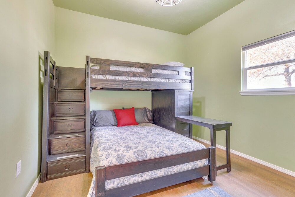 4 Mi to Lazy E Arena: Horse Lover's Haven w/ Grill