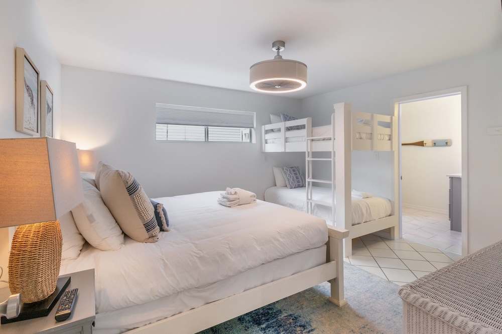 Destin Dolphin by Avantstay 2 Mins Walk To Beach w Pool Large Outdoor Entertaining Area