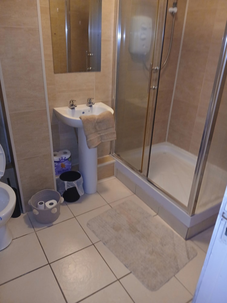 Galway 2-bed Apt, Sleeps 4, 5-min Walk to Station