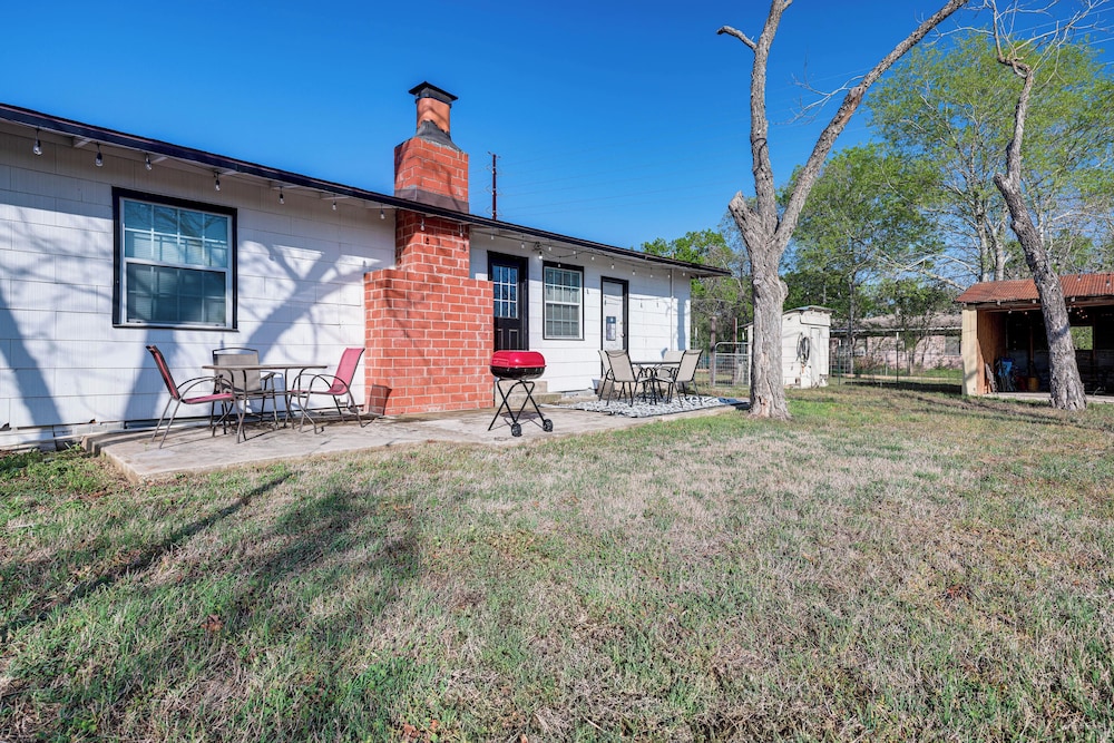 2 Mi to Landa Park: Farmhouse w/ Fire Pit!