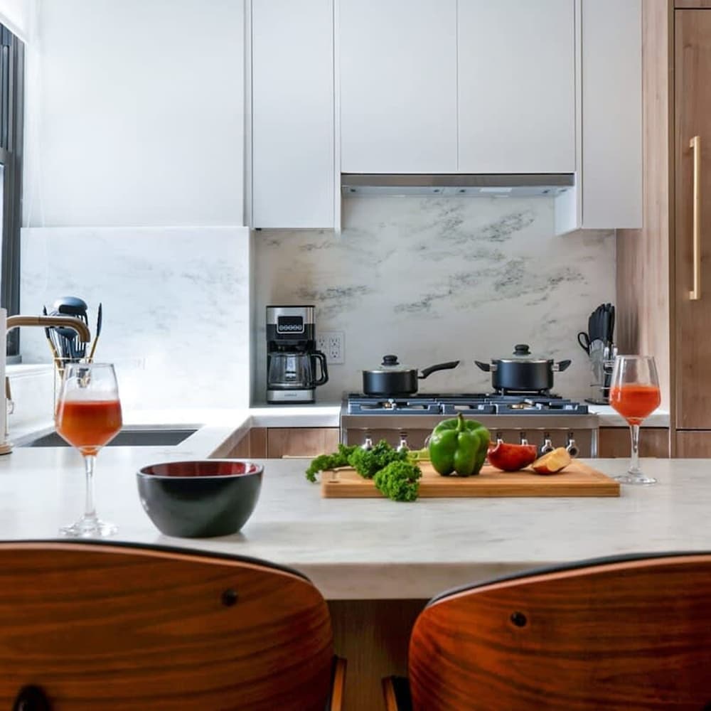 52-3de Newly Renovated 2BR BTH Midtown East