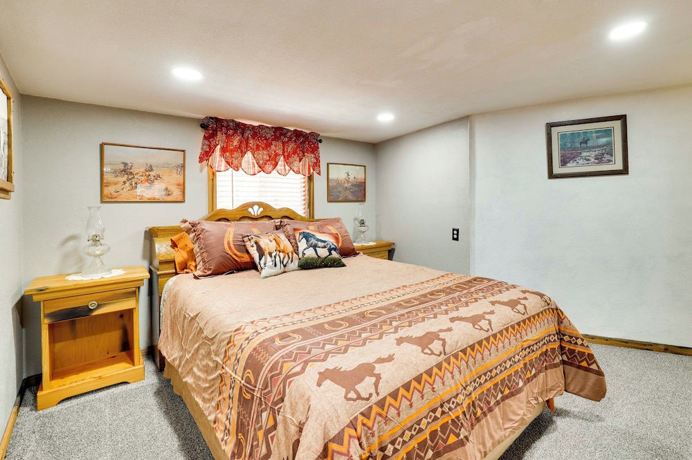 Quiet Eagar Retreat Near Lakes, Hiking & Hunting!