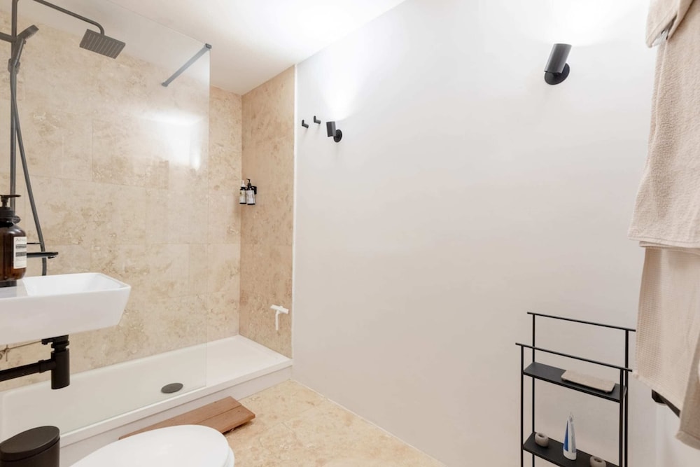 Chic 1BD Maisonette W/hot Tub, King's Cross!