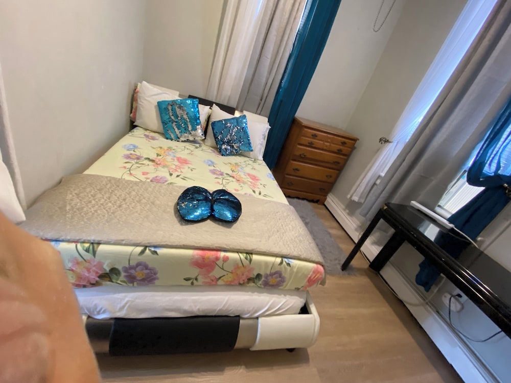 Charming 2 Bedrooms apt One Step to NYC