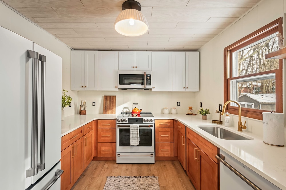 Burrow by Bidwell Cozy Arrowhead Lake Escape With Pools and Outdoor Adventures