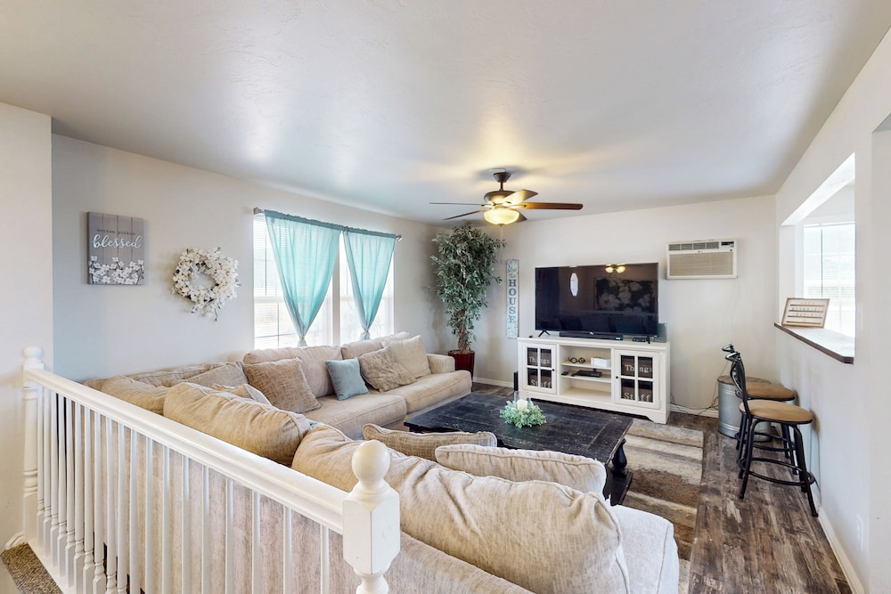 4BR Home w/ W & D, Private Backyard