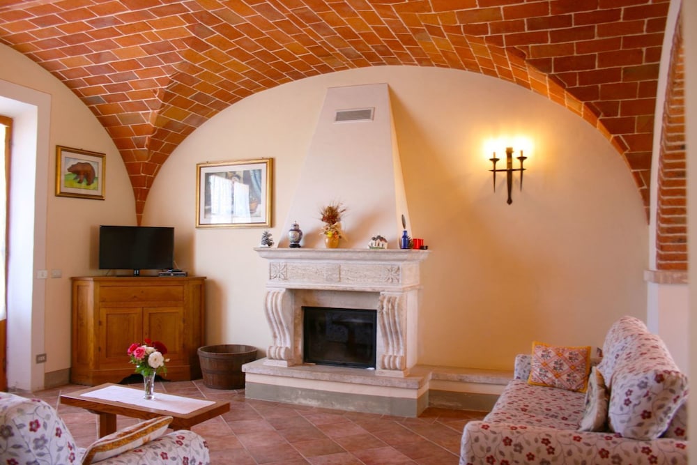 Stunning private villa for 8 guests with private pool, WIFI, TV, terrace, pets allowed and parking
