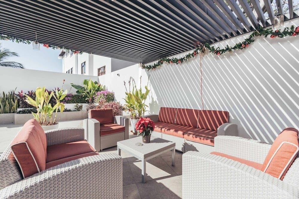 Cozy 2BR House 2 min to the Beach - Pool - Terrace