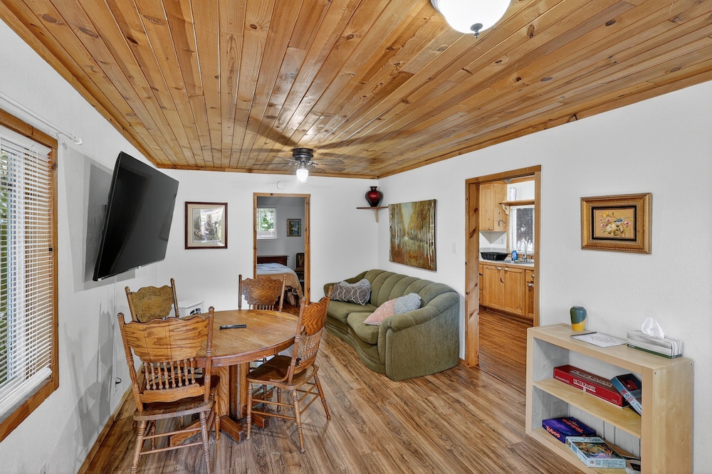 Rouge Cobb Mountain Hotel - Cabin 4