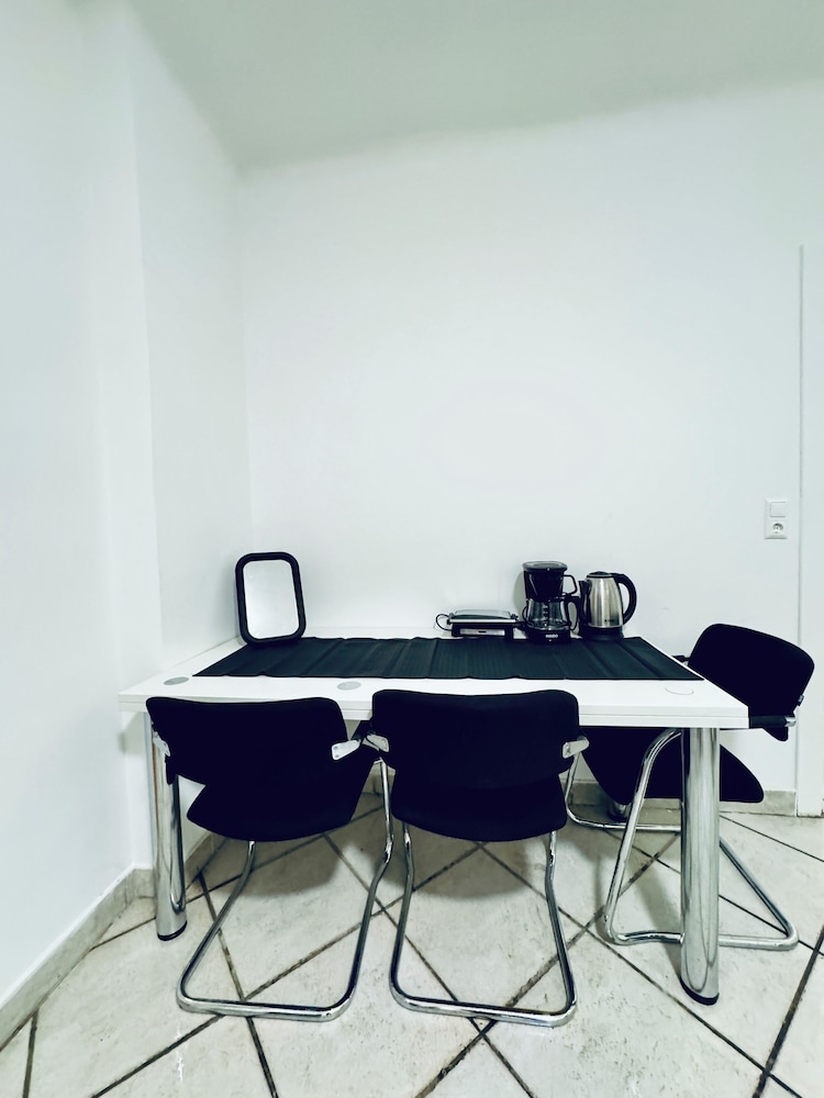 Stylish 3BR Apt Outdoor Space Sleeps 8