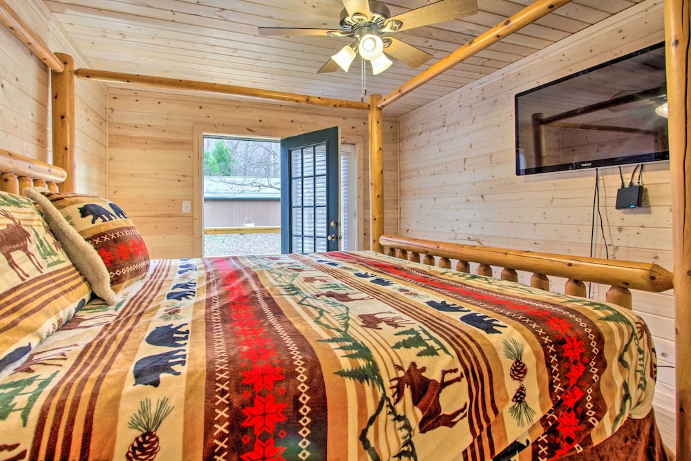 Gatlinburg Cabin: Hot Tub, Deck, Games
