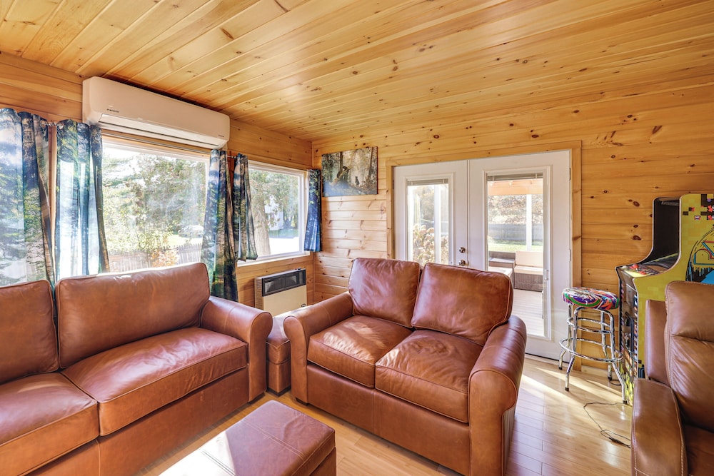 Hike, Ski & Explore: Patten Home w/ Pool Table!