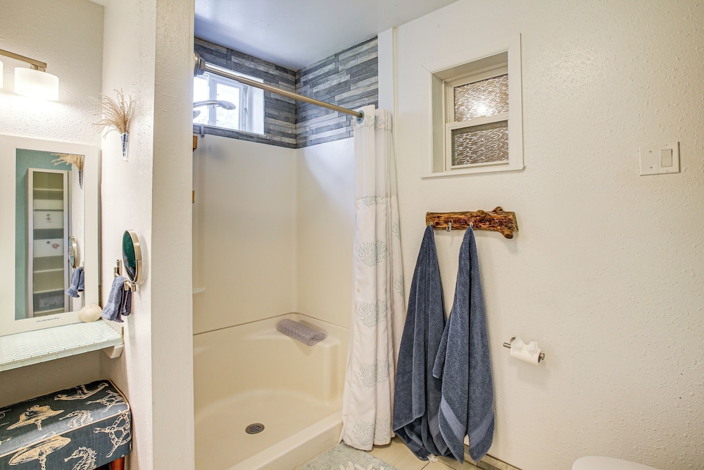 Hot Tub, Deck & Mtn Views: Nine Mile Falls Duplex