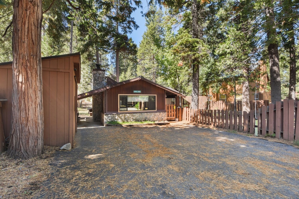Elm Street Getaway Sleeps 8!