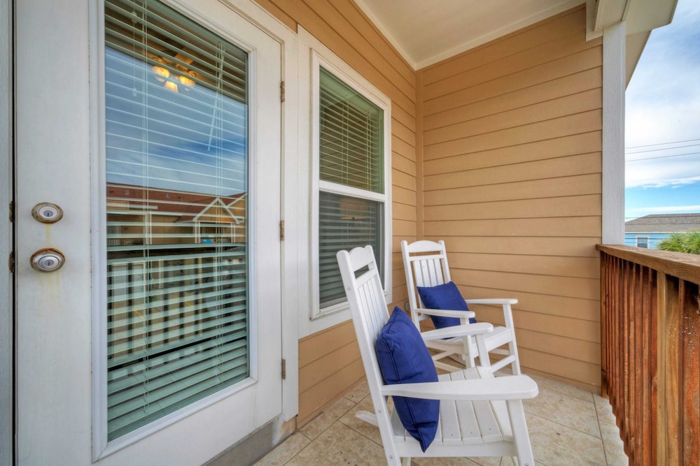 Sleeps 29, 3 Homes Beachside Resort Pool, Walk to the Beach