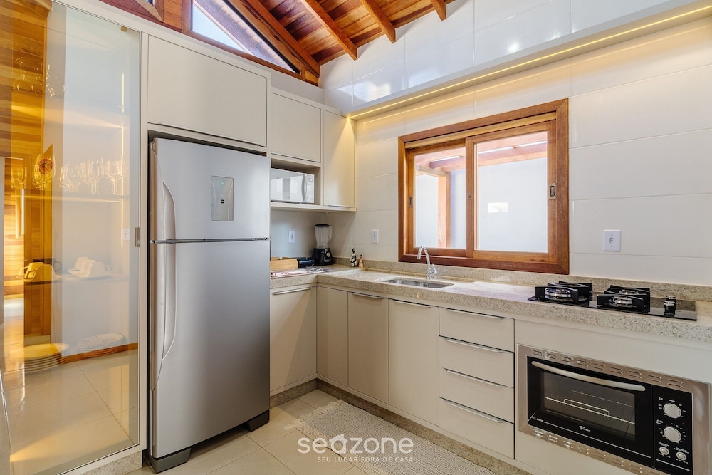 Beautiful House w/ Barbecue in Porto Belo Opx0194