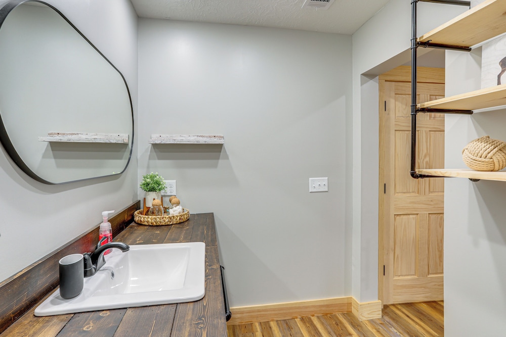 Relax on the River: Modern Mountain View Escape!