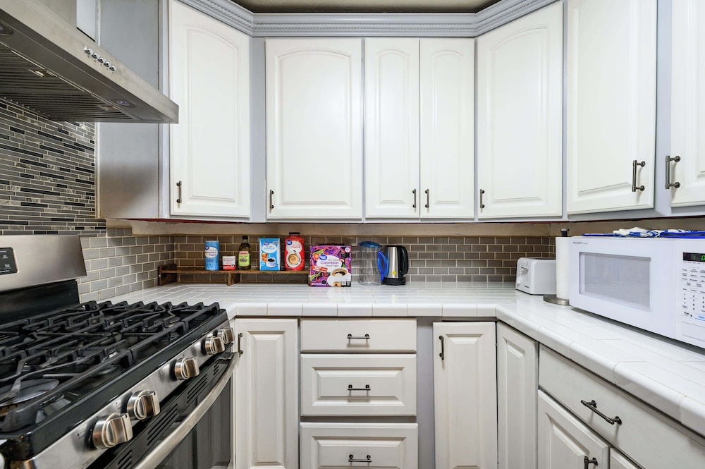 Perfect Family Getaway w Garden Near ONT Airport
