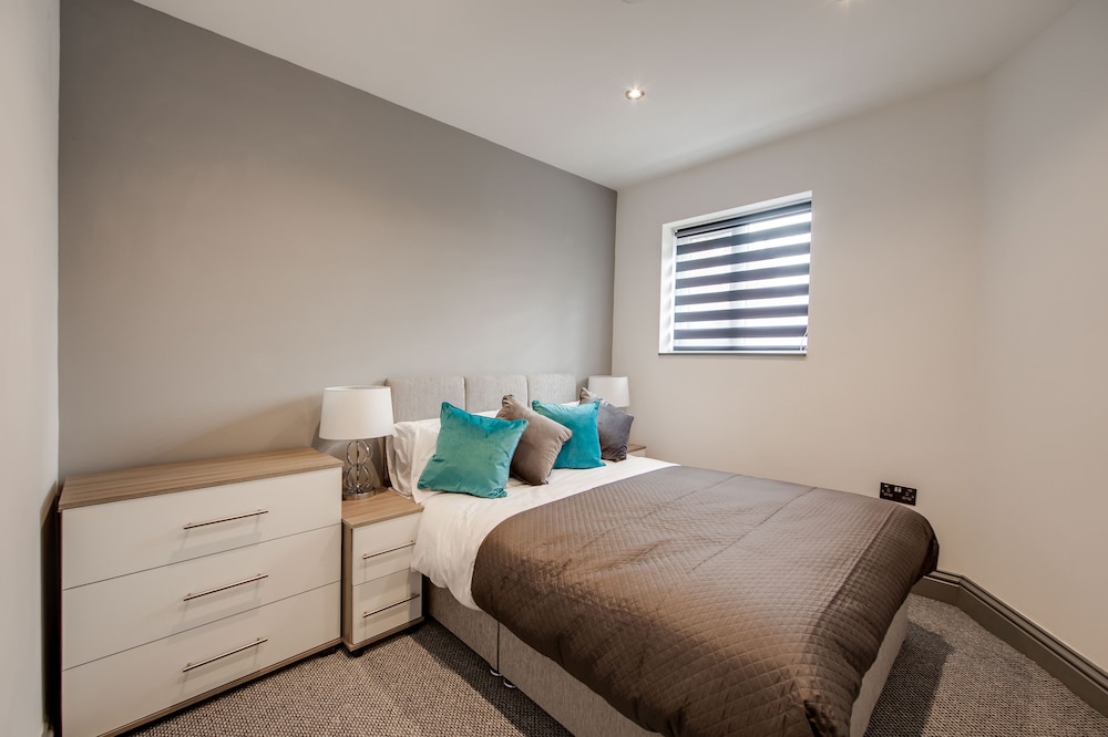 4 Bed - Sleeps 6 - Private Garden - Free Parking view 5