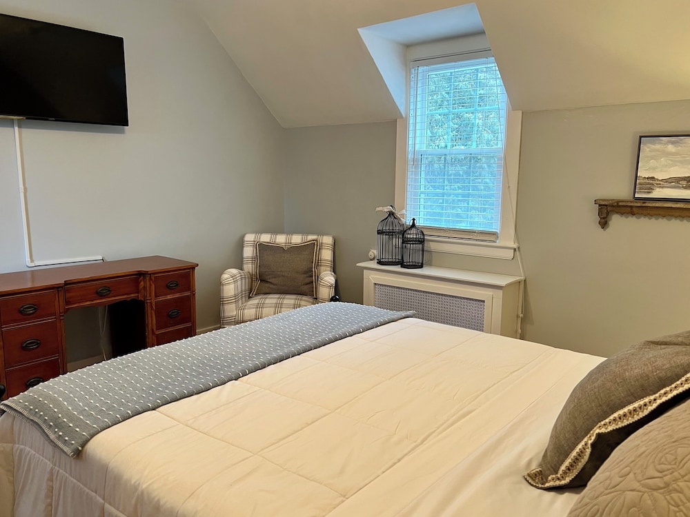 Valcour Inn & Boathouse