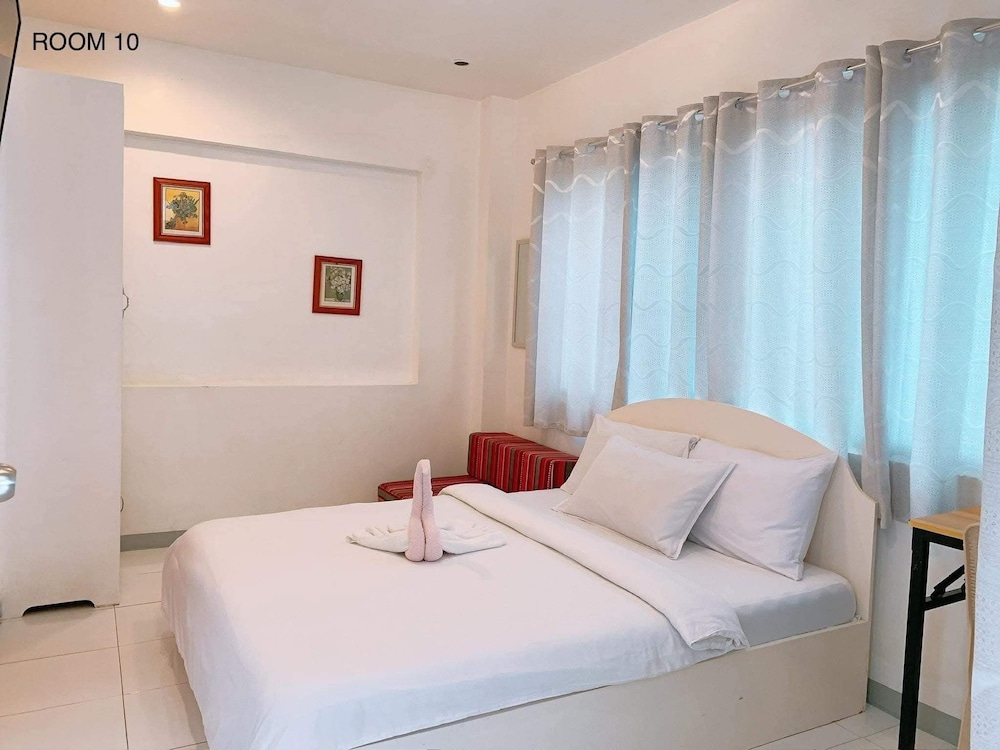 Luna Oslob Travellers Inn