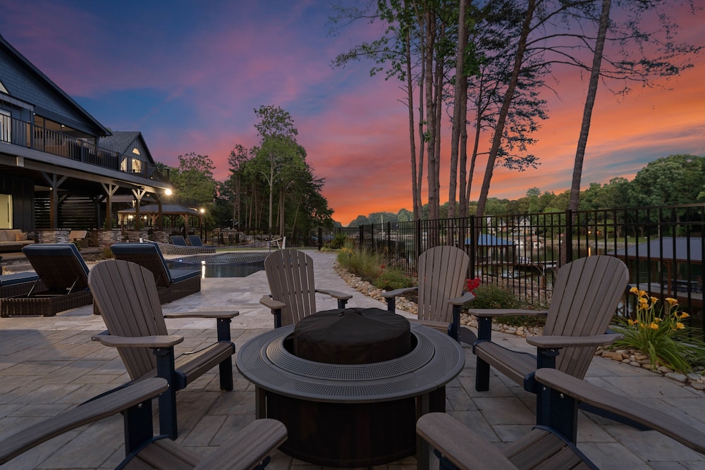 Blue Heron by Avantstay Lakefront Dock Pool Theater Sleeps 22