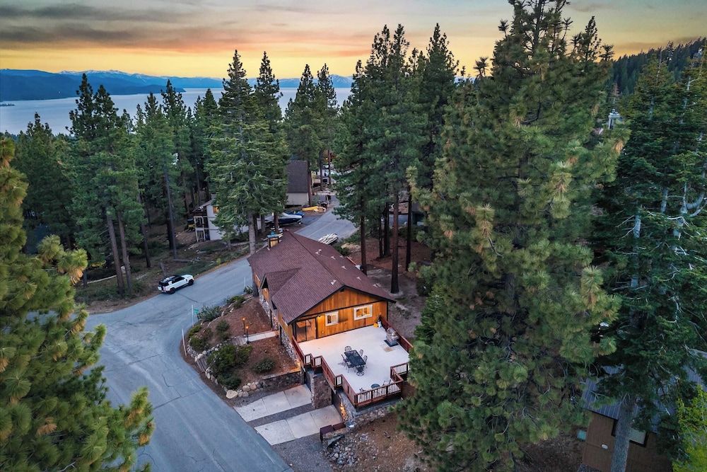 Geraldine Drive by Avantstay Hot Tub, Views, Walk to Trails + Game Room