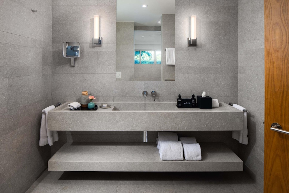La Mer Villa West Luxury Oceanfront on Sapodilla Bay