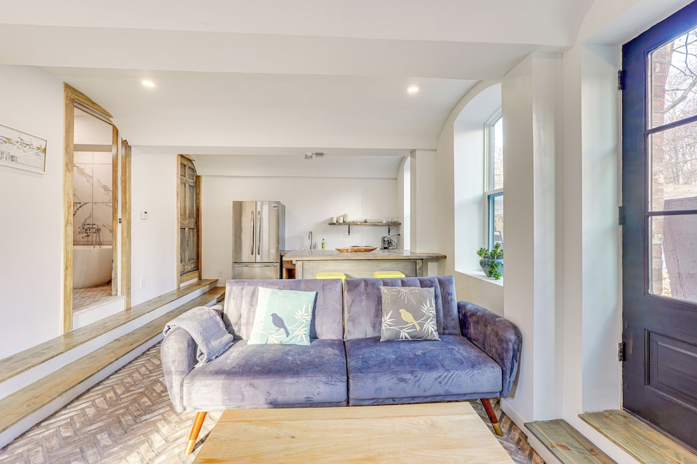 Walk to Waterfront: Chic Hudson Valley Garden Apt