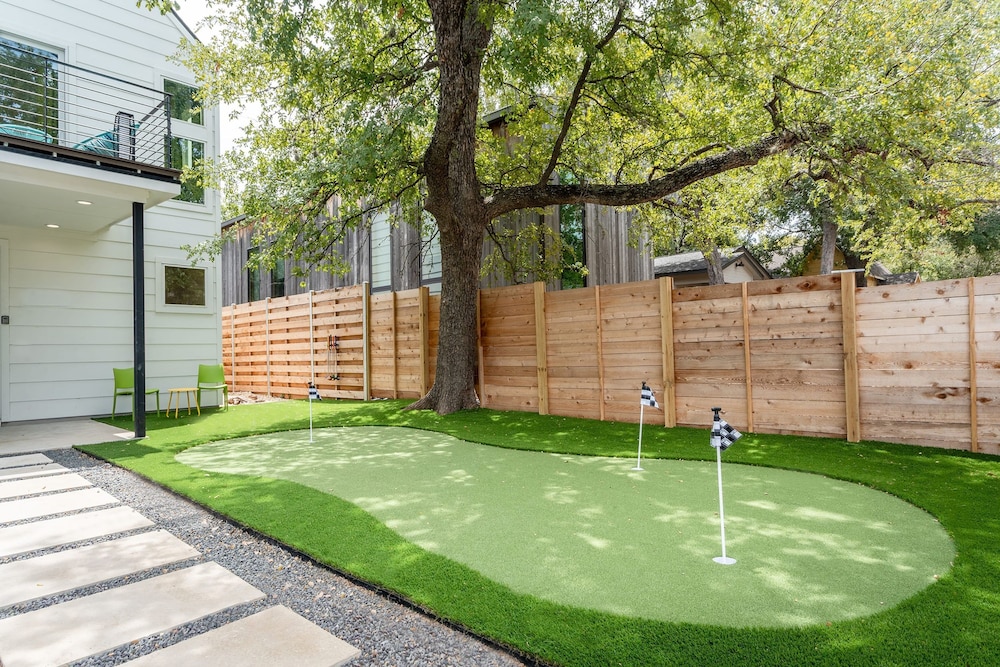Eastside Home w Awesome Yard - Golf Pool Firepit