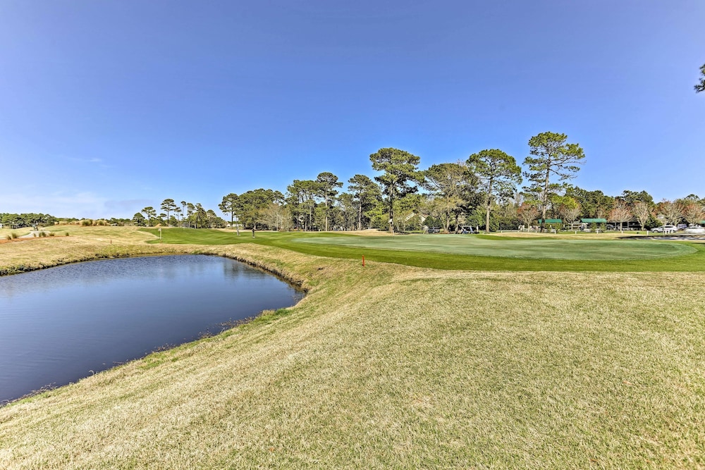 Marina & Pool: Roomy Golf-view Home in Southport