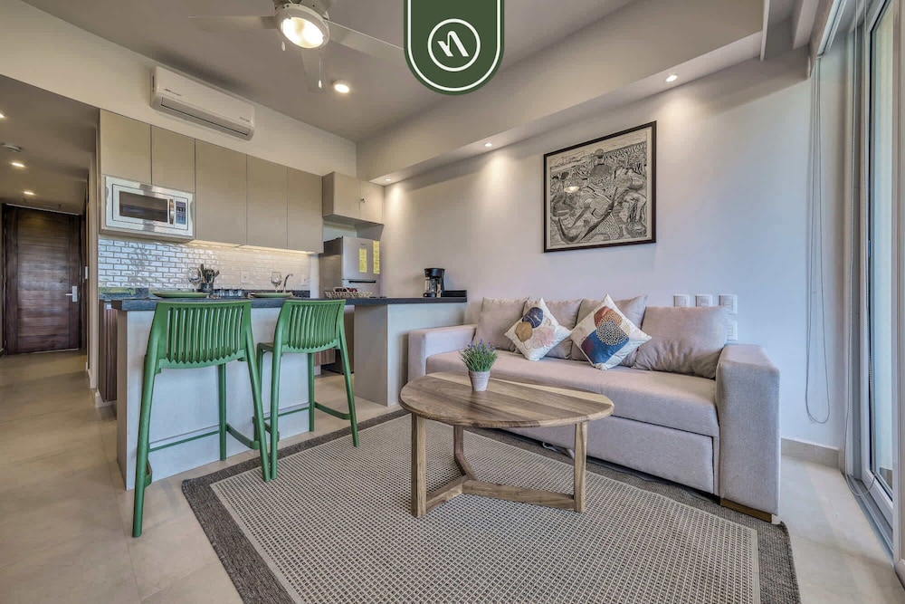 Brand New 1 BR Condo - Pool - Jacuzzi - Gym