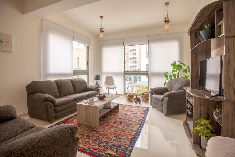 Sioufi - 2-BR Apartment With a Balcony