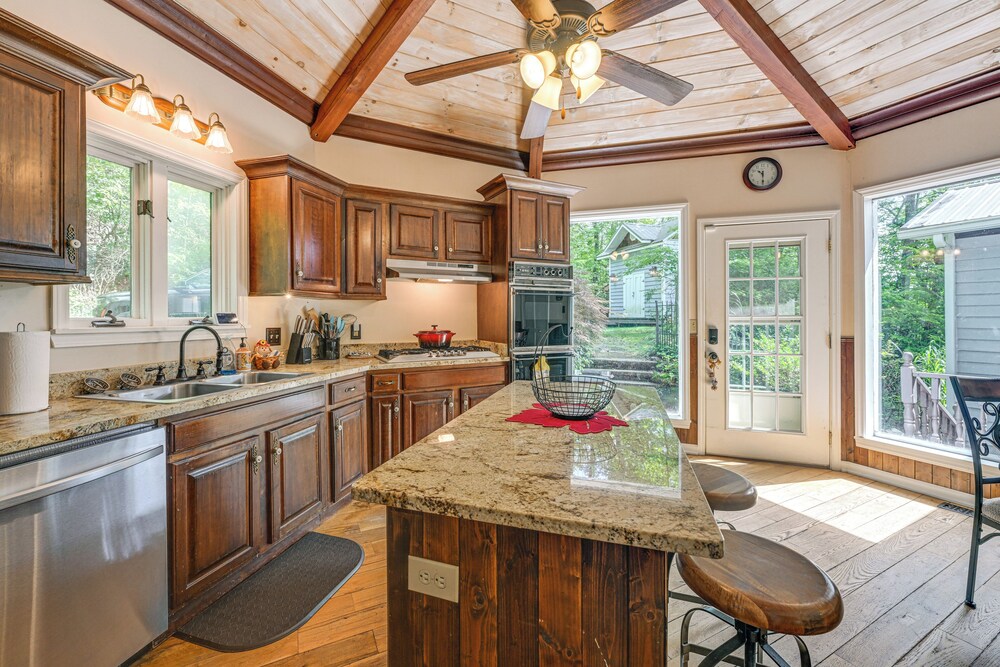 5-story Group Getaway w/ Game Room in Franklin!