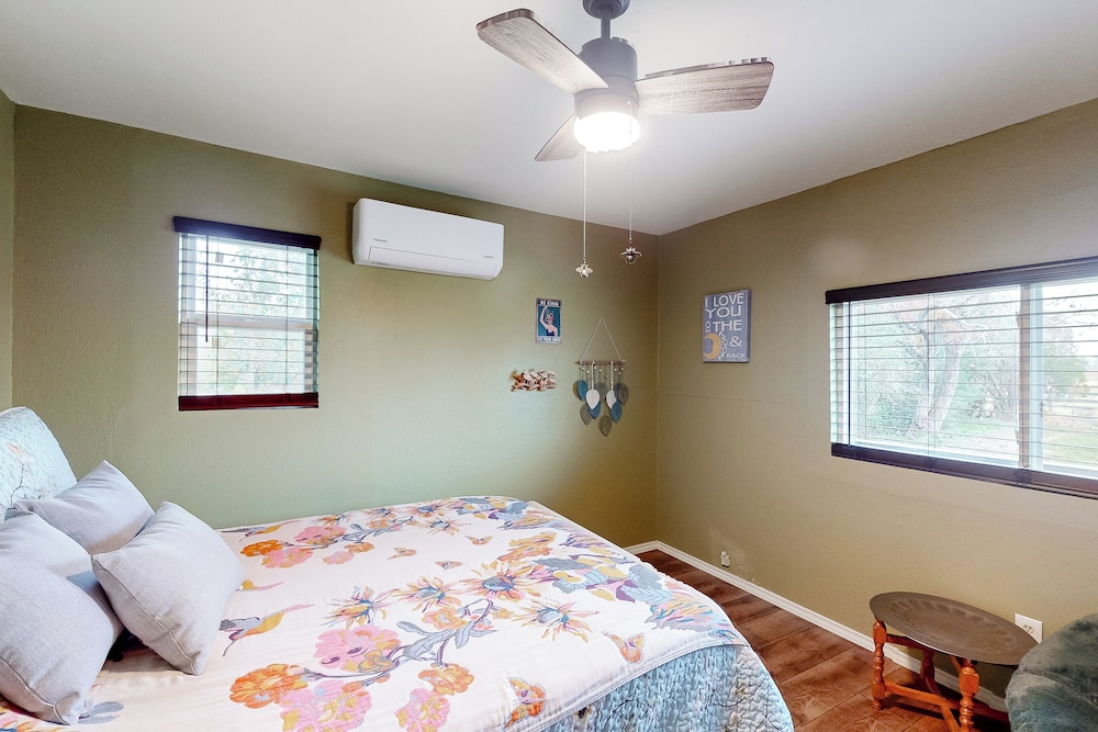 2BR Countryside Charmer w/ Fire Pit & W & D